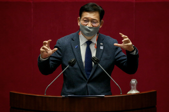 송영길 더불어민주당 의원(외교통일위원장)이 14일 서울 여의도 국회에서 열린 본회의에서 남북관계발전법 개정안에 대한 무제한 토론(필리버스터)을 하고 있다. 연합뉴스